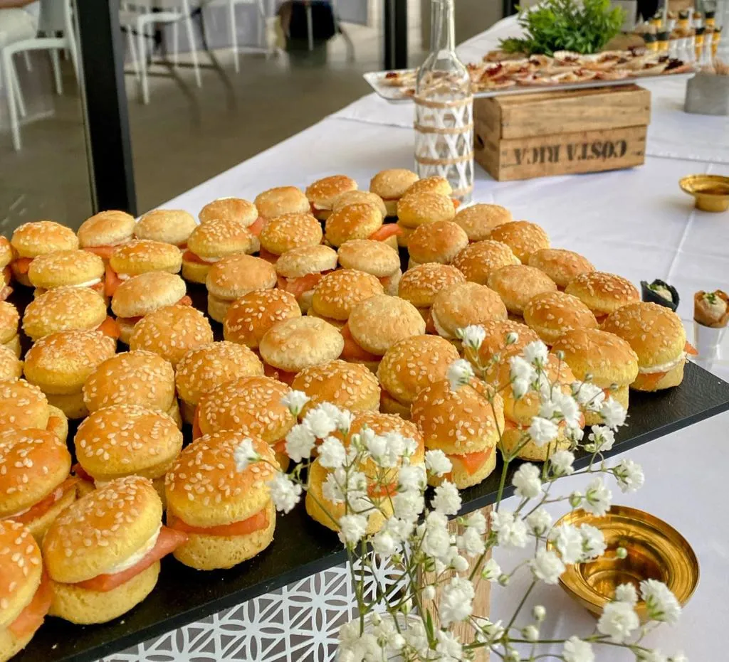 Canapé au saumon pour apéritif dînatoire - Traiteur Montpellier